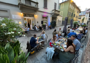 Dehors Cosi com'è a Varese zona pedonale