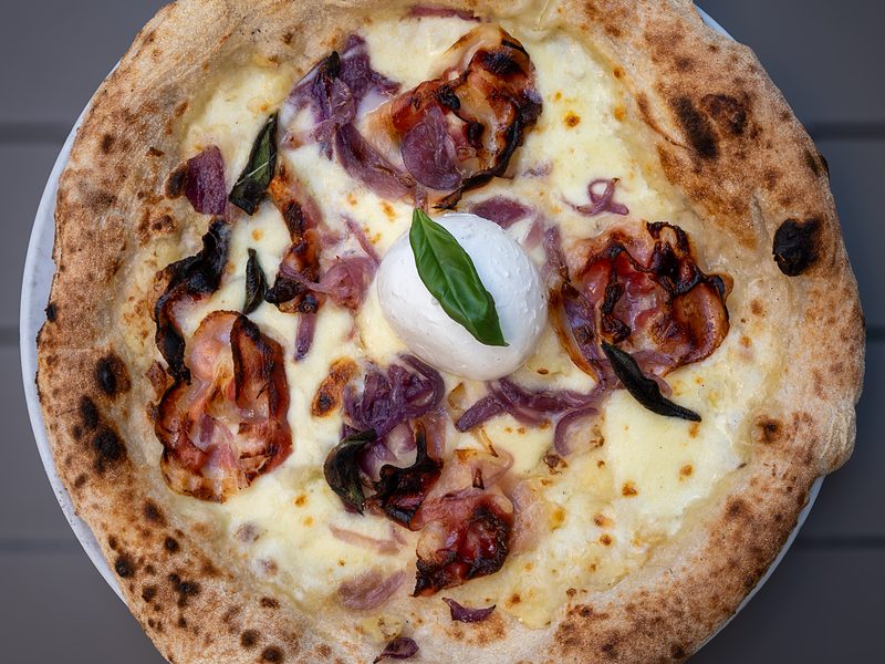 Pizza Borgo della luna con crema di patate, pancetta, cipolla caramellata e bufala campana DOP – Così Com'è Varese