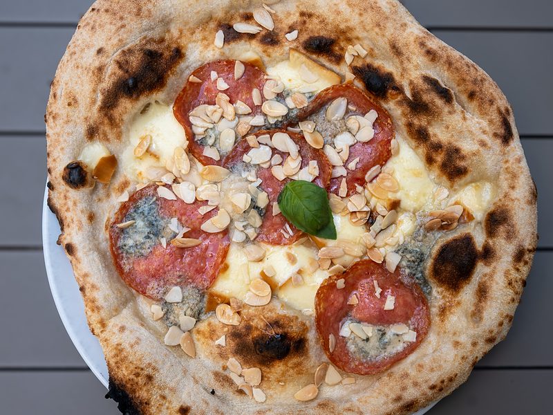 Pizza Dalla valle all'alveare con Smeraldo della Valcuvia, salame Milano, mandorle e miele Frattini – Così Com'è Varese