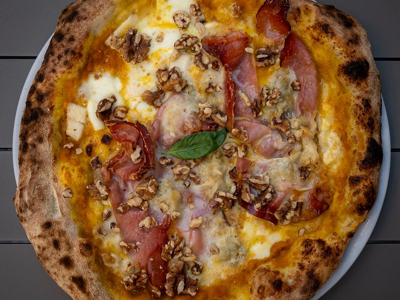 Pizza Fumo di zucca con crema di zucca, speck, gorgonzola DOP e noci – Così Com'è Varese