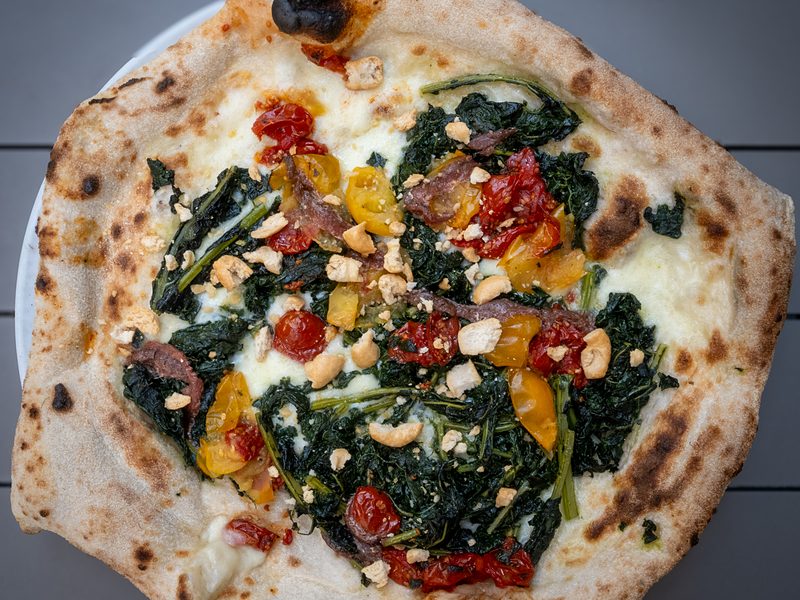 Pizza Varese, che cavolo! con cavolo nero di Quiete di Nosavalle, bufala e acciughe – Così Com'è Varese